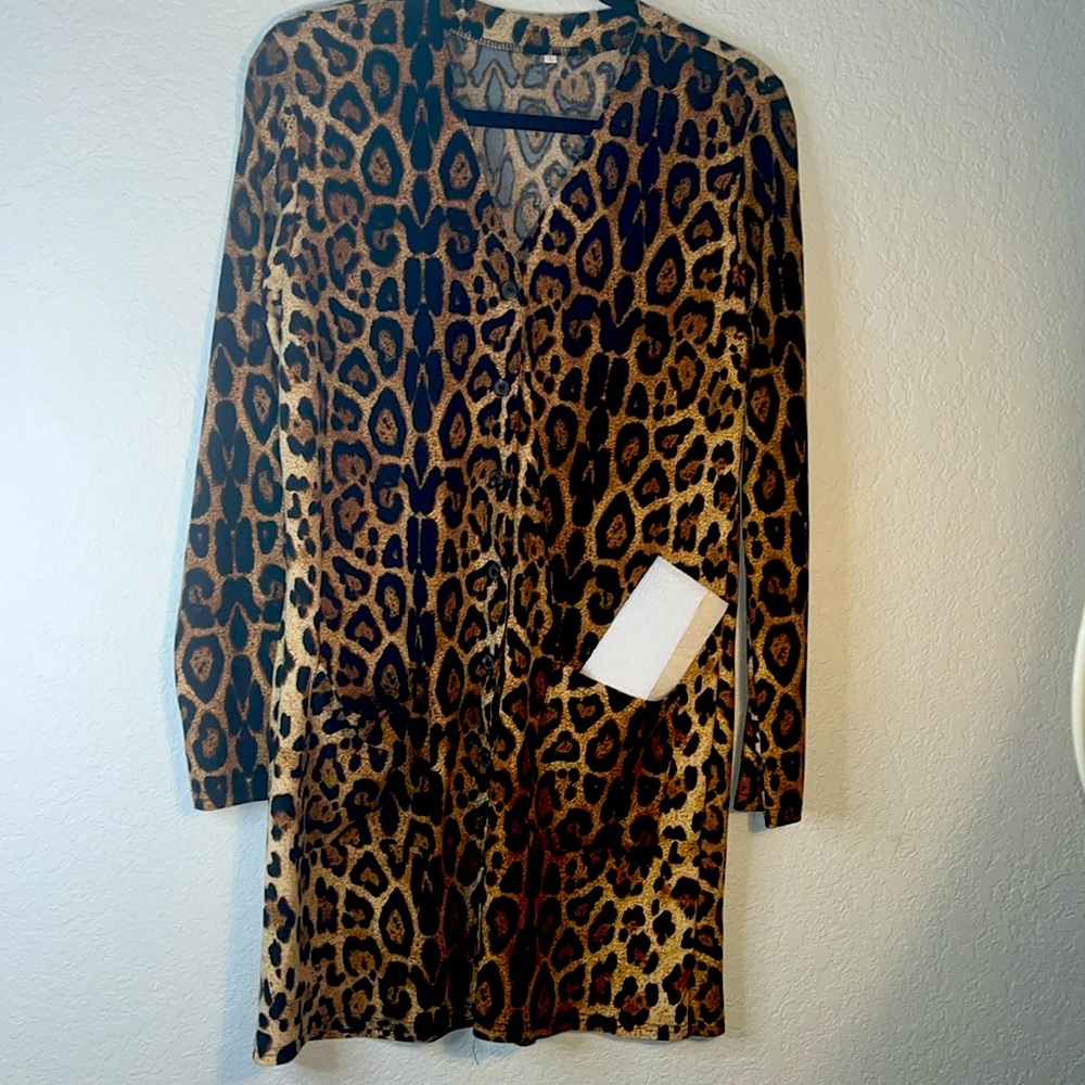 Light weight Animal print light jacket. Size large. 2 front pockets. Soft feel.